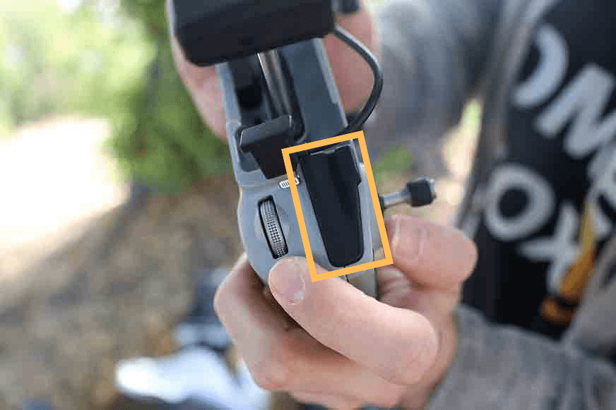 Die Gummirillen vom Controller der DJI Air 2S geben dem Smartphone einen besseren Halt.